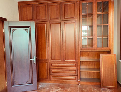 邯郸中式家庭装修里定制的实木衣柜效果图